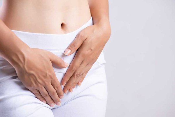 mulher com vaginose bacteriana e desconforto na região pélvica